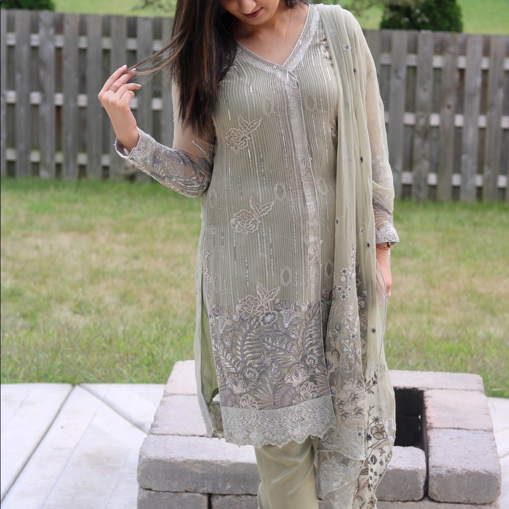 Pakistani/Indian shalwar kameez.